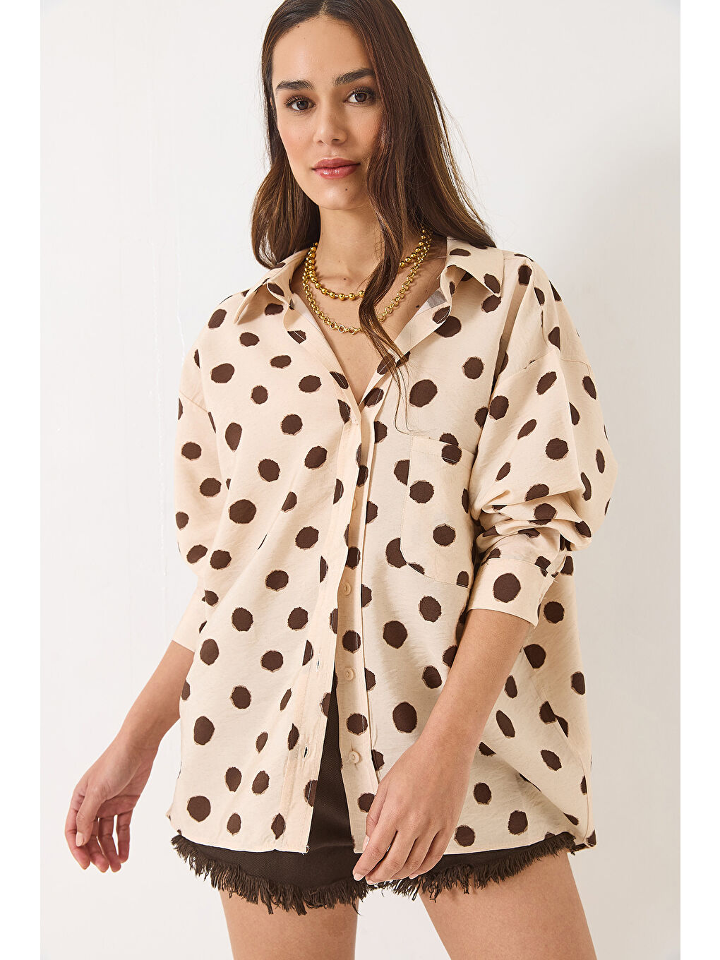 Kahverengi Kadın V Yaka Puantiyeli Tek Cep Detaylı Oversize Pamuk Gömlek -