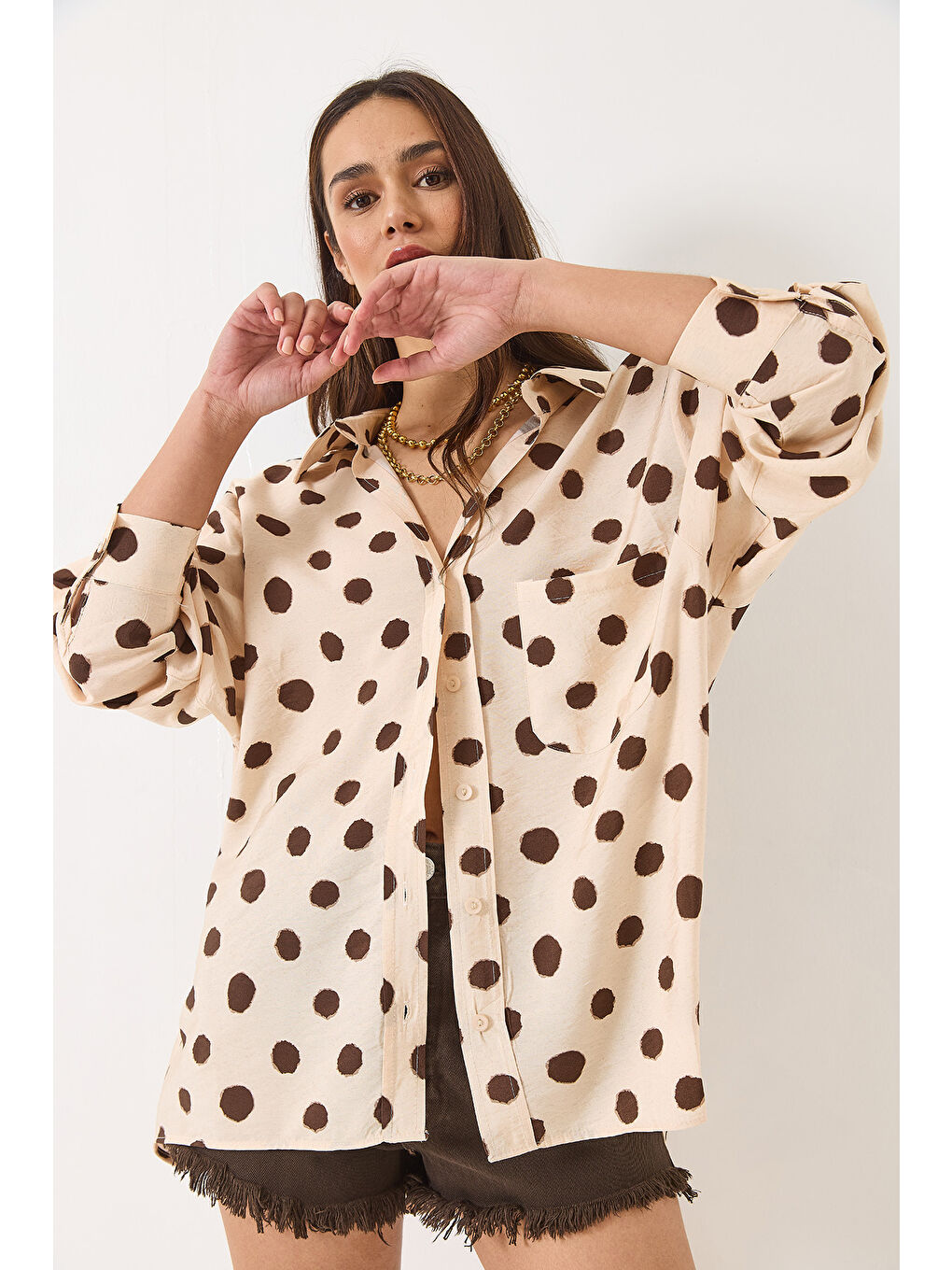 Kahverengi Kadın V Yaka Puantiyeli Tek Cep Detaylı Oversize Pamuk Gömlek --1