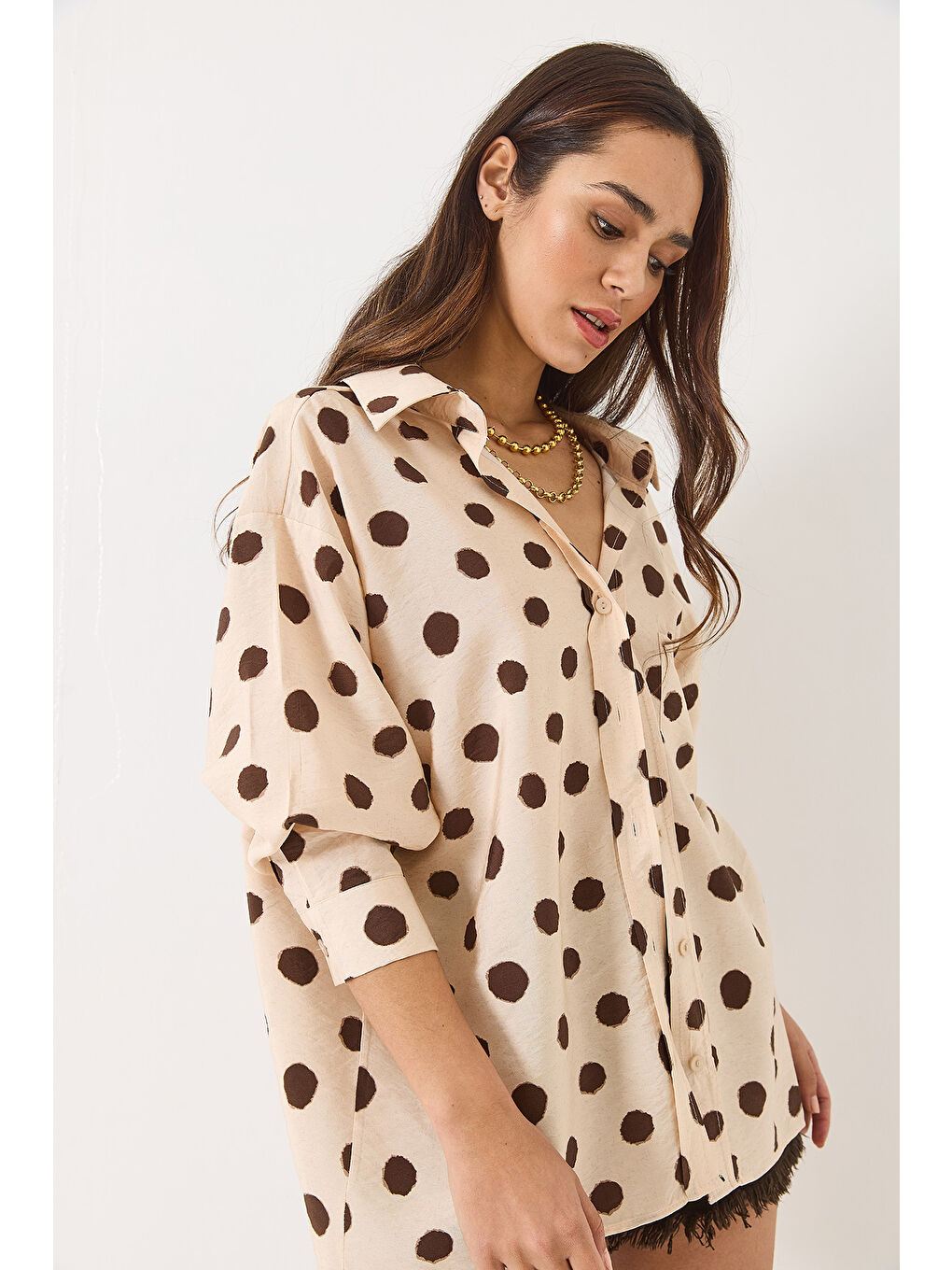 Kahverengi Kadın V Yaka Puantiyeli Tek Cep Detaylı Oversize Pamuk Gömlek --2