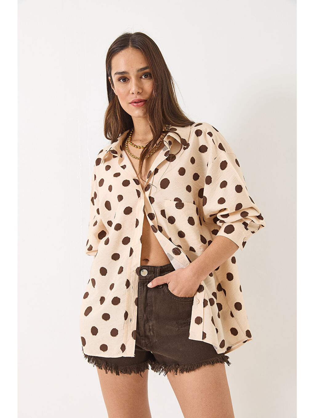 Kahverengi Kadın V Yaka Puantiyeli Tek Cep Detaylı Oversize Pamuk Gömlek --3