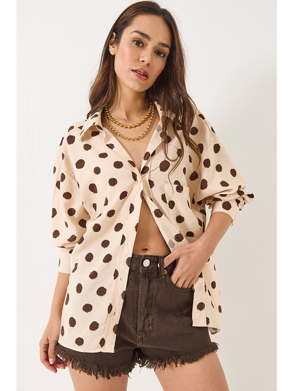 Kahverengi Kadın V Yaka Puantiyeli Tek Cep Detaylı Oversize Pamuk Gömlek --4