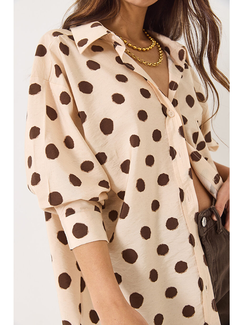 Kahverengi Kadın V Yaka Puantiyeli Tek Cep Detaylı Oversize Pamuk Gömlek --5