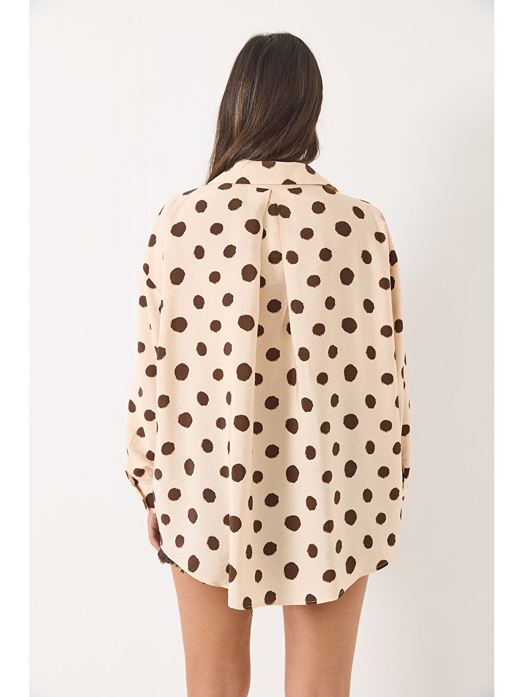 Kahverengi Kadın V Yaka Puantiyeli Tek Cep Detaylı Oversize Pamuk Gömlek --6