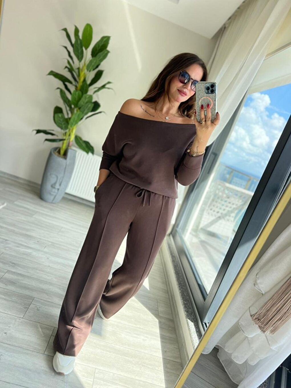 Kahverengi Kadın Uzun Kollu Tek Omuzdan Açık Modal Bluz Ve Pantolon Ikili Takım-4