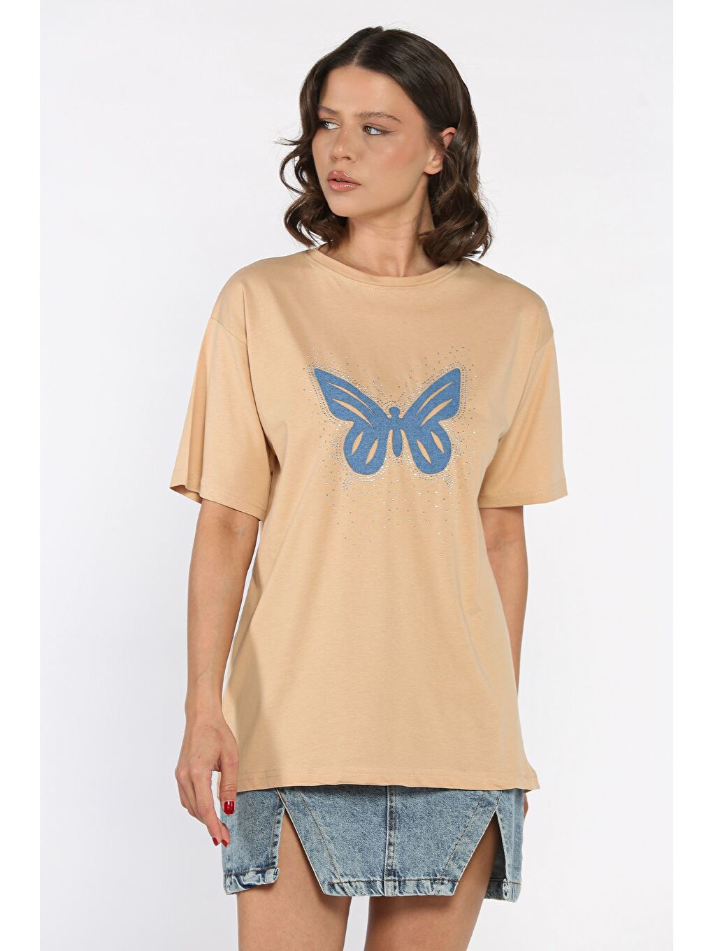 Bej Bisiklet Yaka Taşlı Kelebek Motifli Kadın Tişört-1