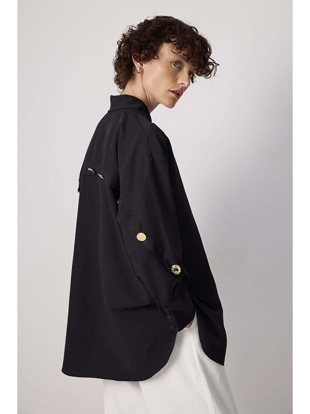 Siyah Metal Düğme Detaylı Poplin Gömlek