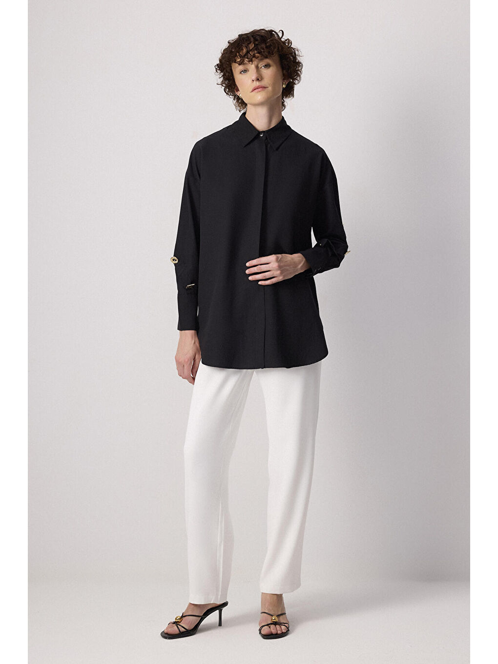 Siyah Metal Düğme Detaylı Poplin Gömlek-1