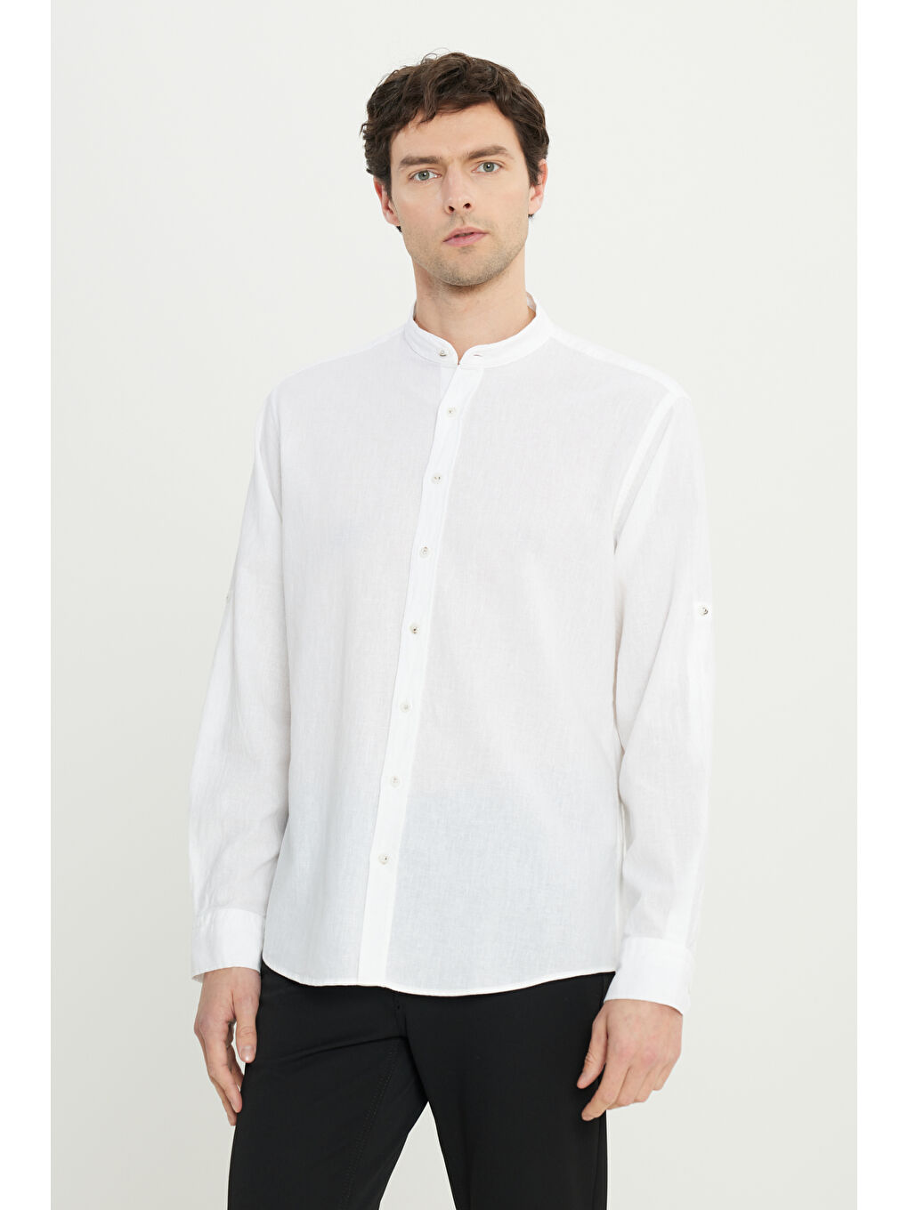 Erkek Beyaz Keten Rahat Kesim Hakim Yaka Flamlı Gömlek-2