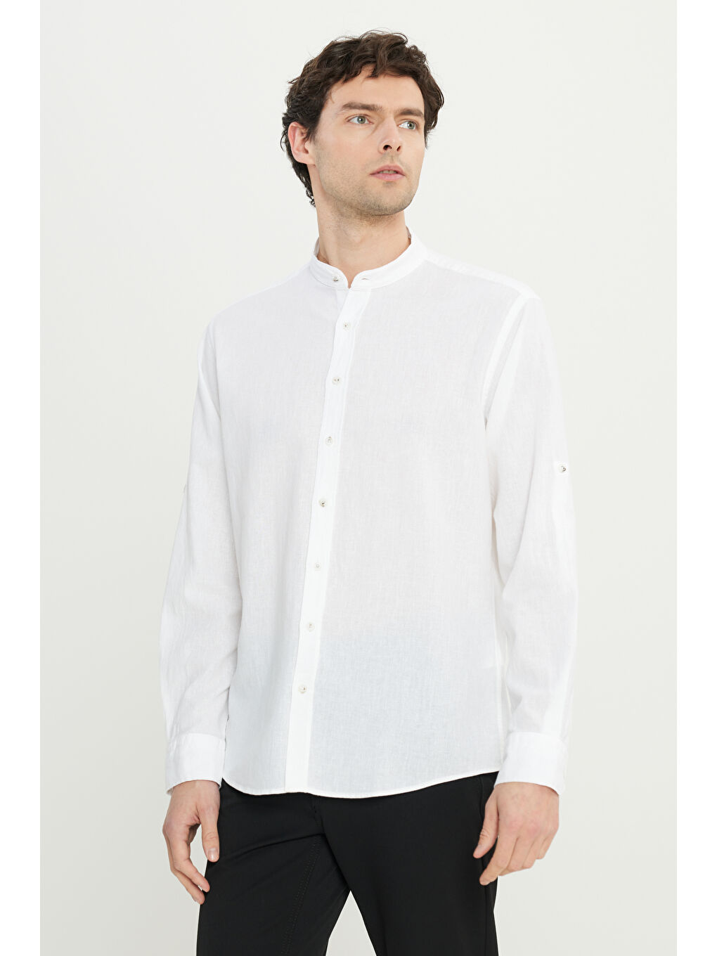 Erkek Beyaz Keten Rahat Kesim Hakim Yaka Flamlı Gömlek-3