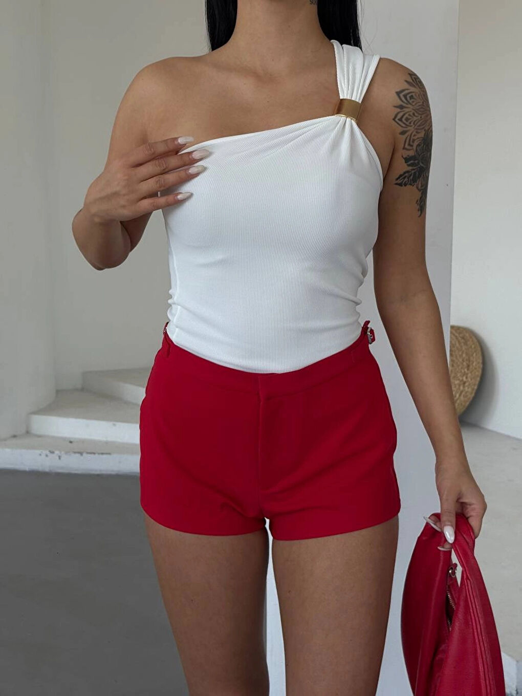 Kadın Beyaz Tek Omuz Gold Metal Detaylı Bluz HZL25S-FRY123111-1