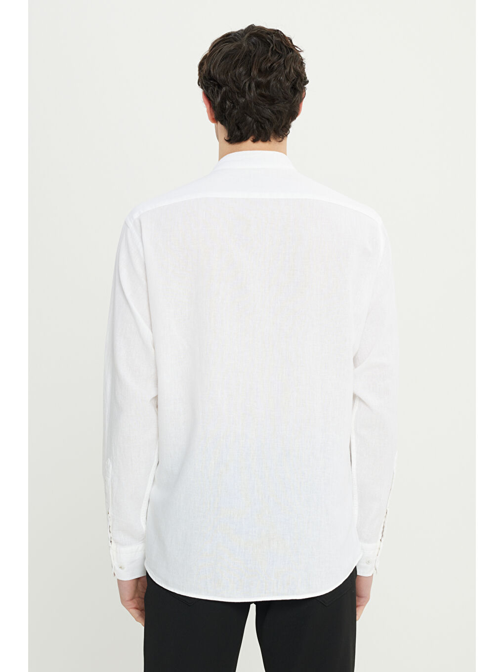 Erkek Beyaz Keten Rahat Kesim Hakim Yaka Flamlı Gömlek-4