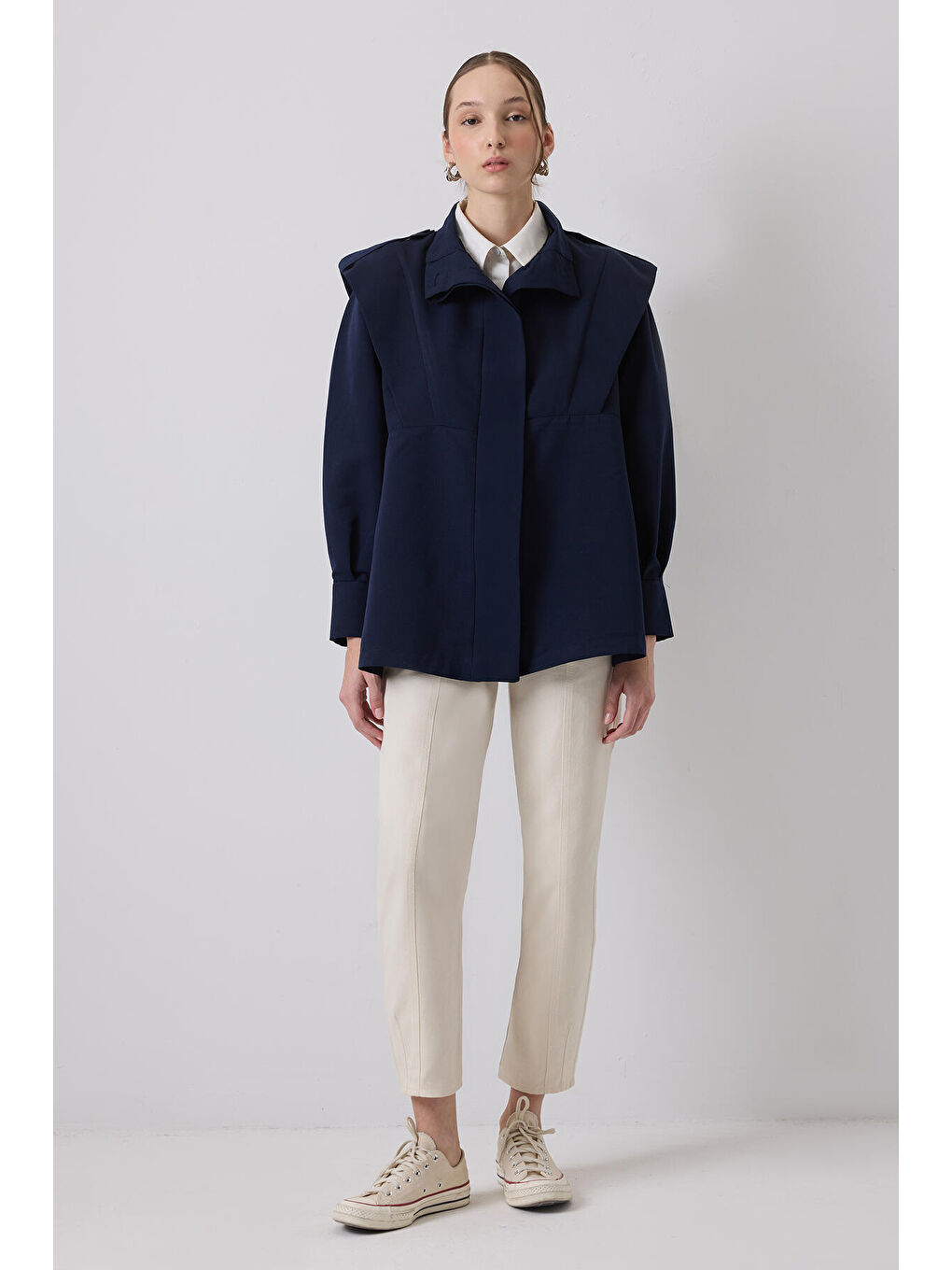 Lacivert Apolet Detaylı Kısa Trençkot