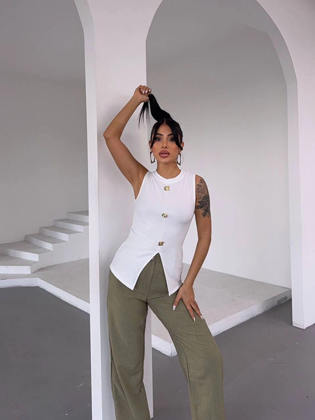 Kadın Beyaz Bisiklet Yaka Düğme Detaylı Ottoman Kumaş Bluz HZL25S-FRY123091-2