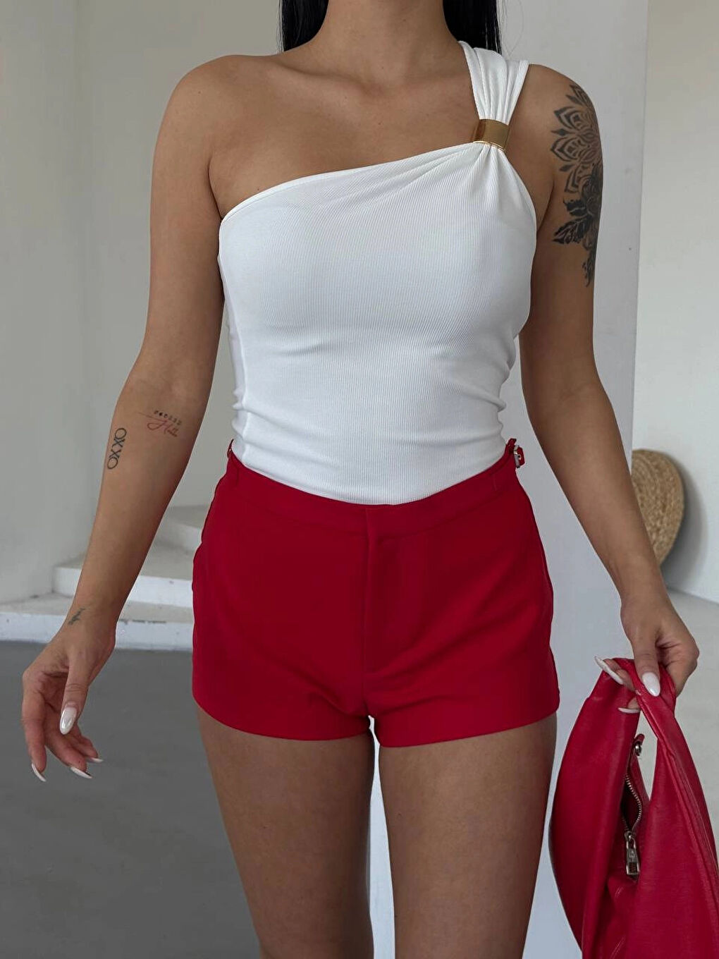 Kadın Beyaz Tek Omuz Gold Metal Detaylı Bluz HZL25S-FRY123111-2