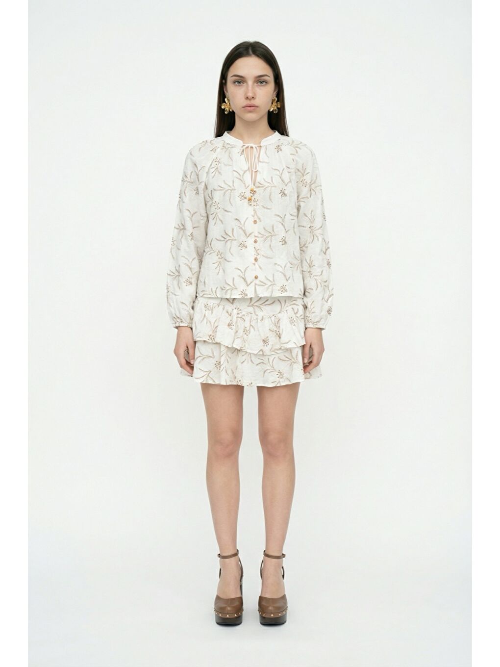 Çiçek Nakışlı Yaka Bağcıklı Gömlek Ekru