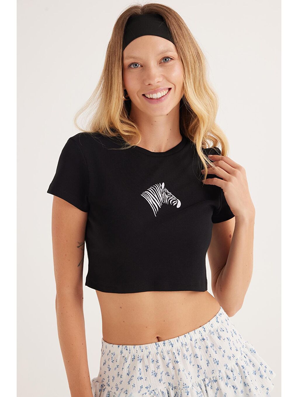 Kadın Slim Fit Dar Kesim %100 Pamuk Bisiklet Yaka Baskılı Siyah Crop Tişört