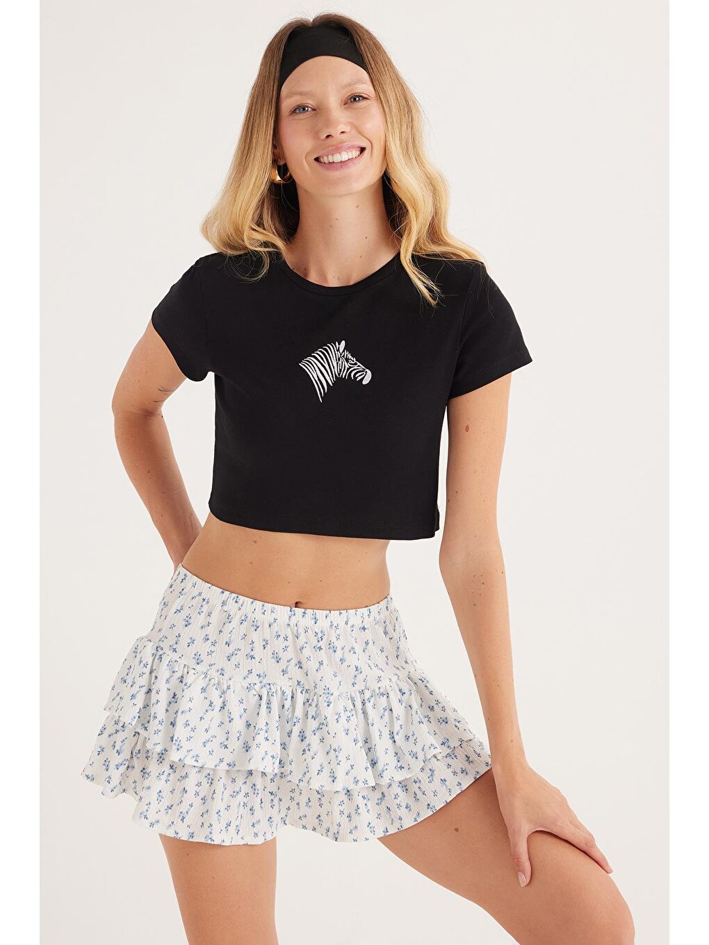 Kadın Slim Fit Dar Kesim %100 Pamuk Bisiklet Yaka Baskılı Siyah Crop Tişört-1