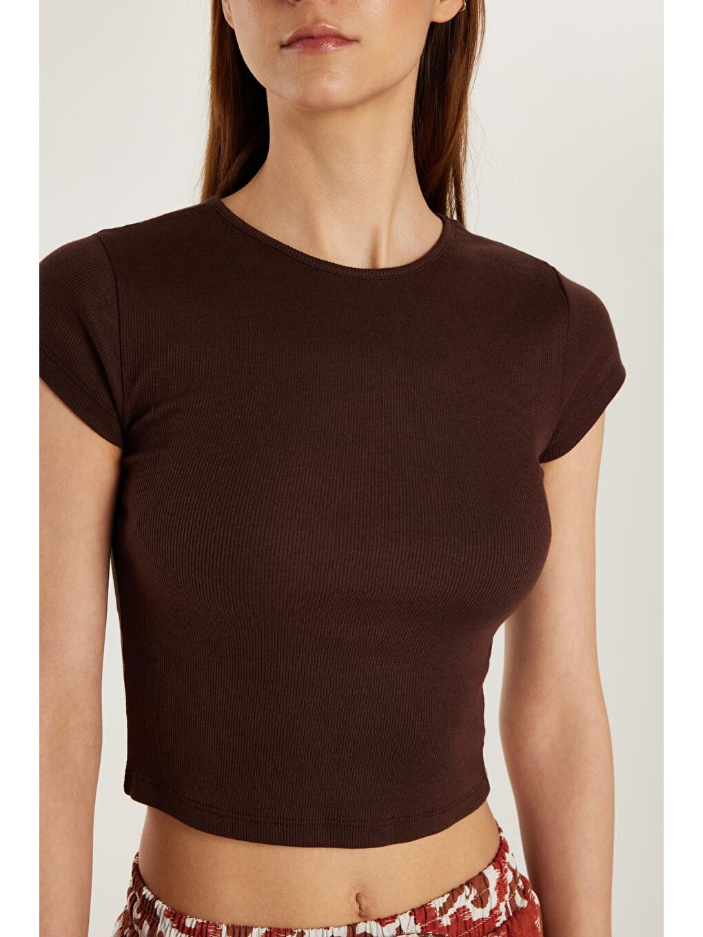 Kadın Modal Kumaş Slim Fit Dar Kesim Kısa Kollu Bisiklet Yaka Kahverengi Tişört-1