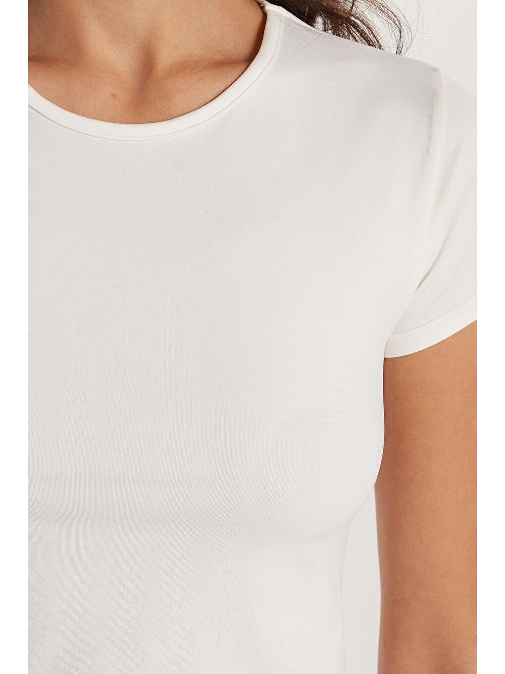 Kadın Slim Fit Dar Kesim Düz Basic Bisiklet Yaka Ekru Tişört-1