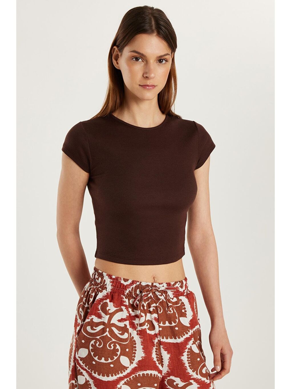 Kadın Modal Kumaş Slim Fit Dar Kesim Kısa Kollu Bisiklet Yaka Kahverengi Tişört-2