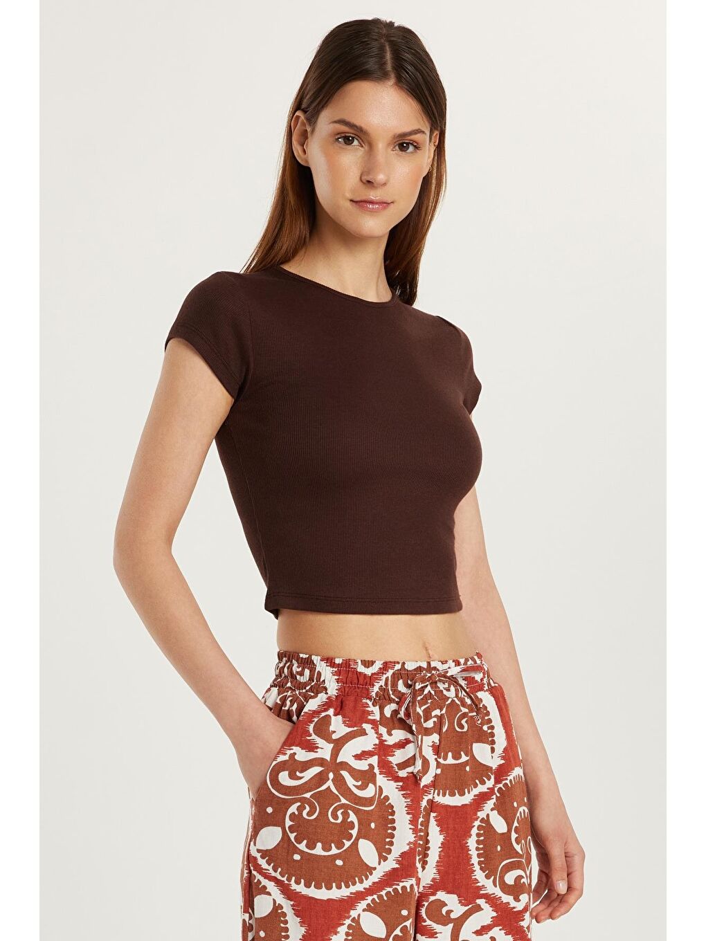 Kadın Modal Kumaş Slim Fit Dar Kesim Kısa Kollu Bisiklet Yaka Kahverengi Tişört-3