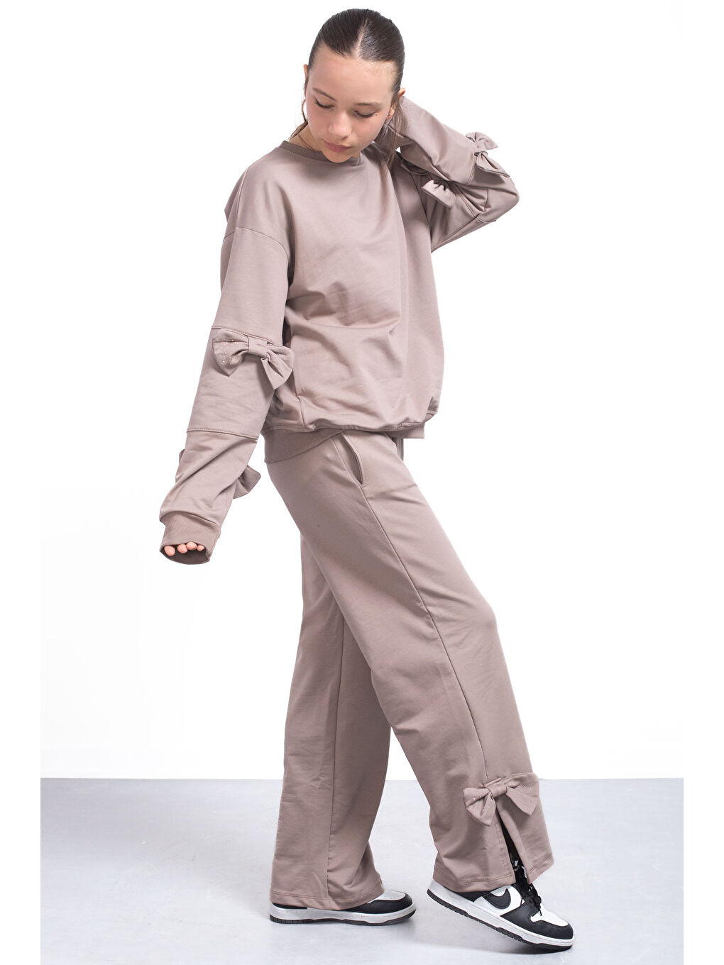 Kahverengi Kahve Yırtmaçlı Paça Fiyonk Detaylı Kız Çocuk 2li Eşofman Takımı 21211-1