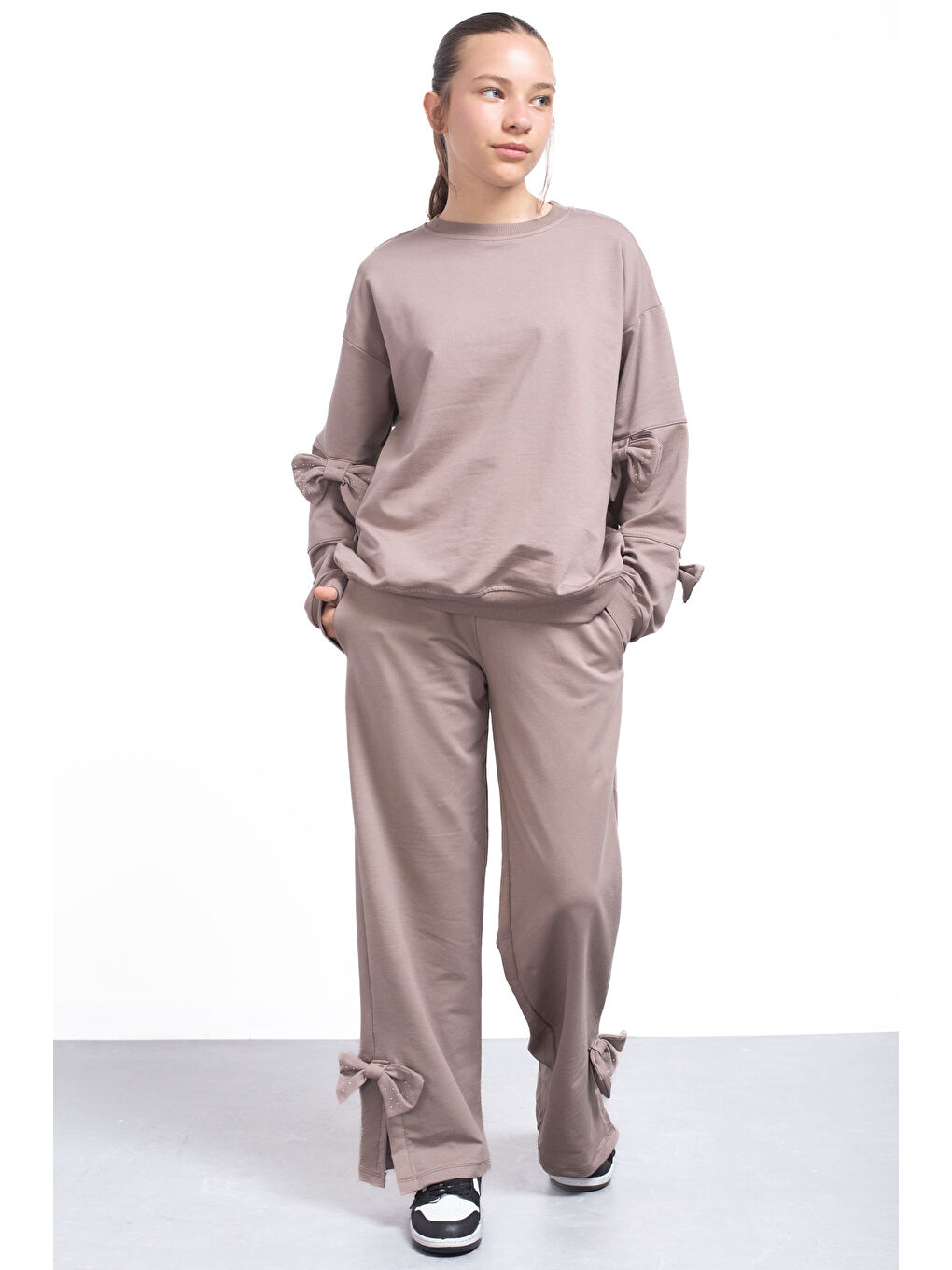 Kahverengi Kahve Yırtmaçlı Paça Fiyonk Detaylı Kız Çocuk 2li Eşofman Takımı 21211-2