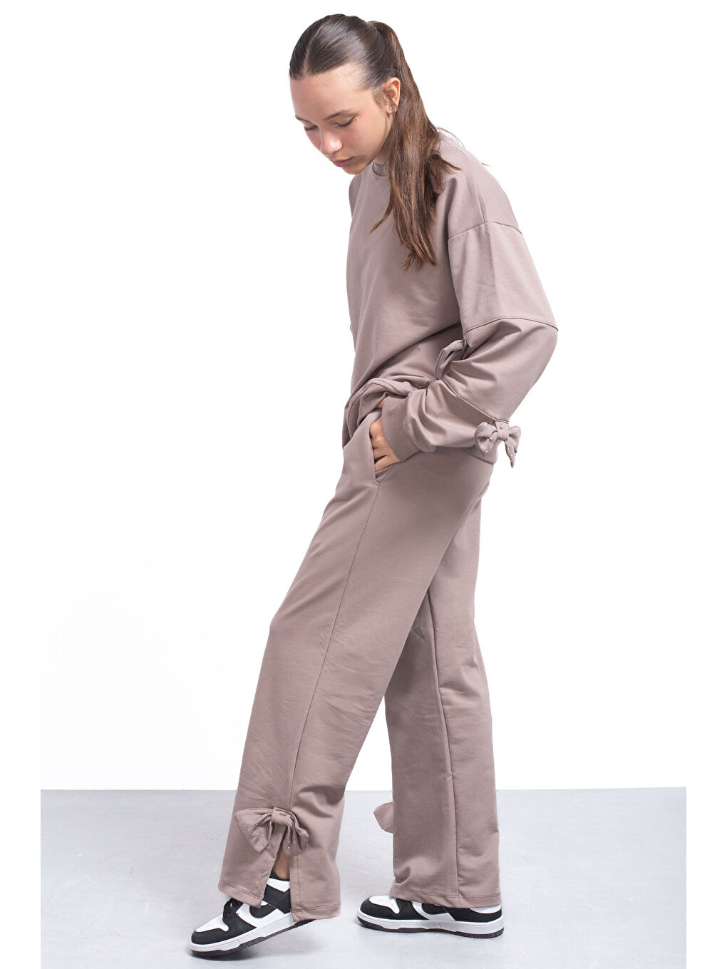 Kahverengi Kahve Yırtmaçlı Paça Fiyonk Detaylı Kız Çocuk 2li Eşofman Takımı 21211-3