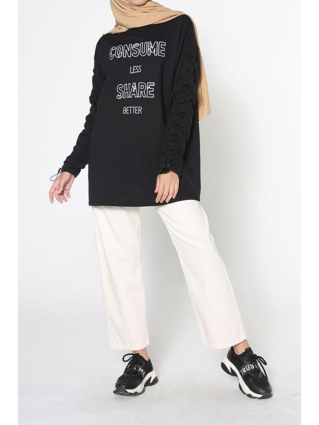 Siyah Kol Lastikli Nakışlı Sweatshirt