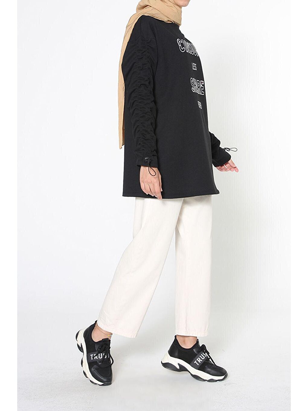 Siyah Kol Lastikli Nakışlı Sweatshirt-1