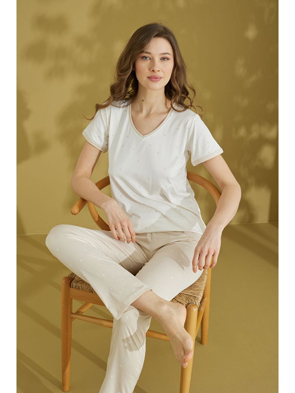 Ekru Puantiye Desenli V Yaka Pijama Takımı-1