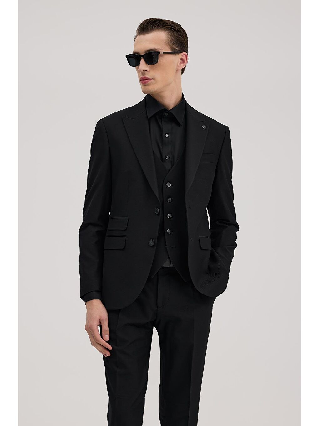 Siyah Slim Fit Kırlangıç Yaka Yelekli Takım Elbise-1