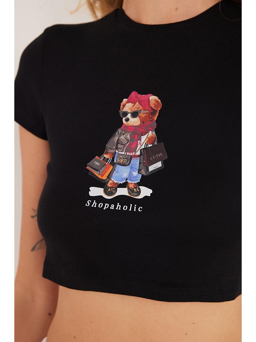 Kadın Slim Fit Dar Kesim %100 Pamuk Bisiklet Yaka Baskılı Siyah Crop Tişört-2