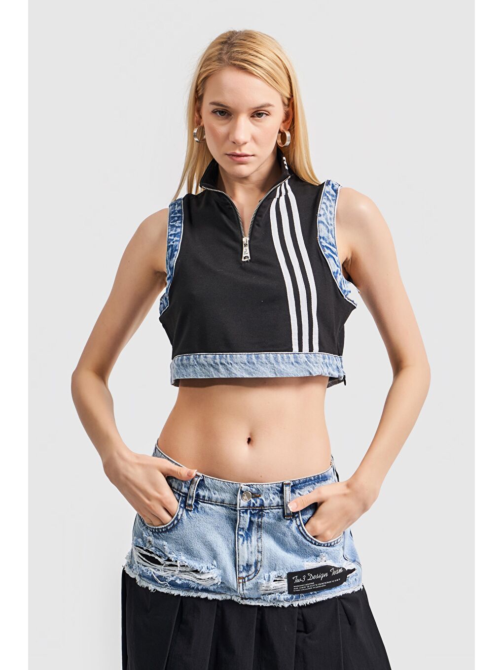 it's basic Kadın Siyah Renk Denim Karışımlı Şerit Detaylı Tasarım Crop