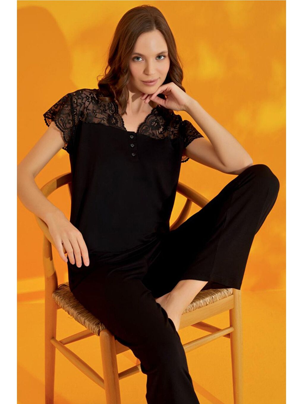 Siyah Yakası Dantel Detaylı Pijama Takımı