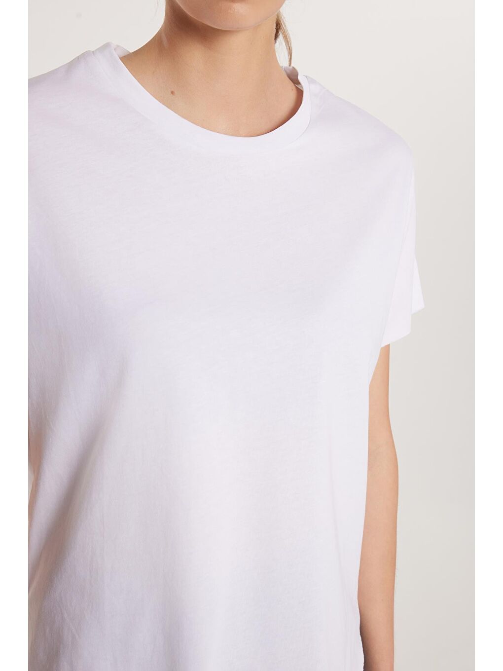 Kadın Relax Fit Modal Kumaş Basic Bisiklet Yaka Beyaz Tişört-1