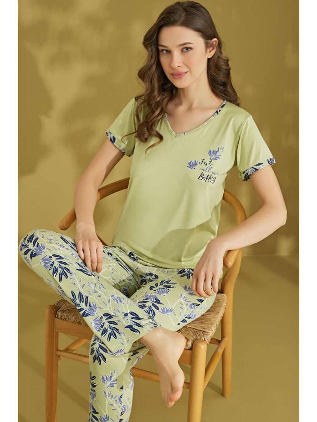 Yeşil Puantiye Desenli V Yaka Pijama Takımı