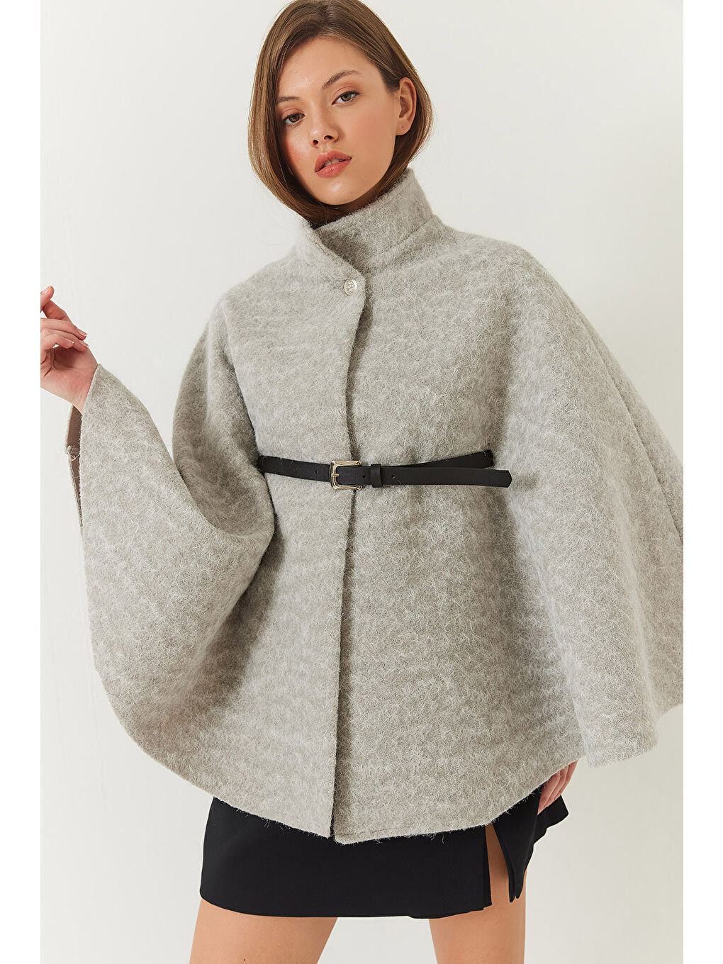 Gri Kadın Dik Yaka Düğmeli Kemer Detaylı Kaşe Pelerin Ceket