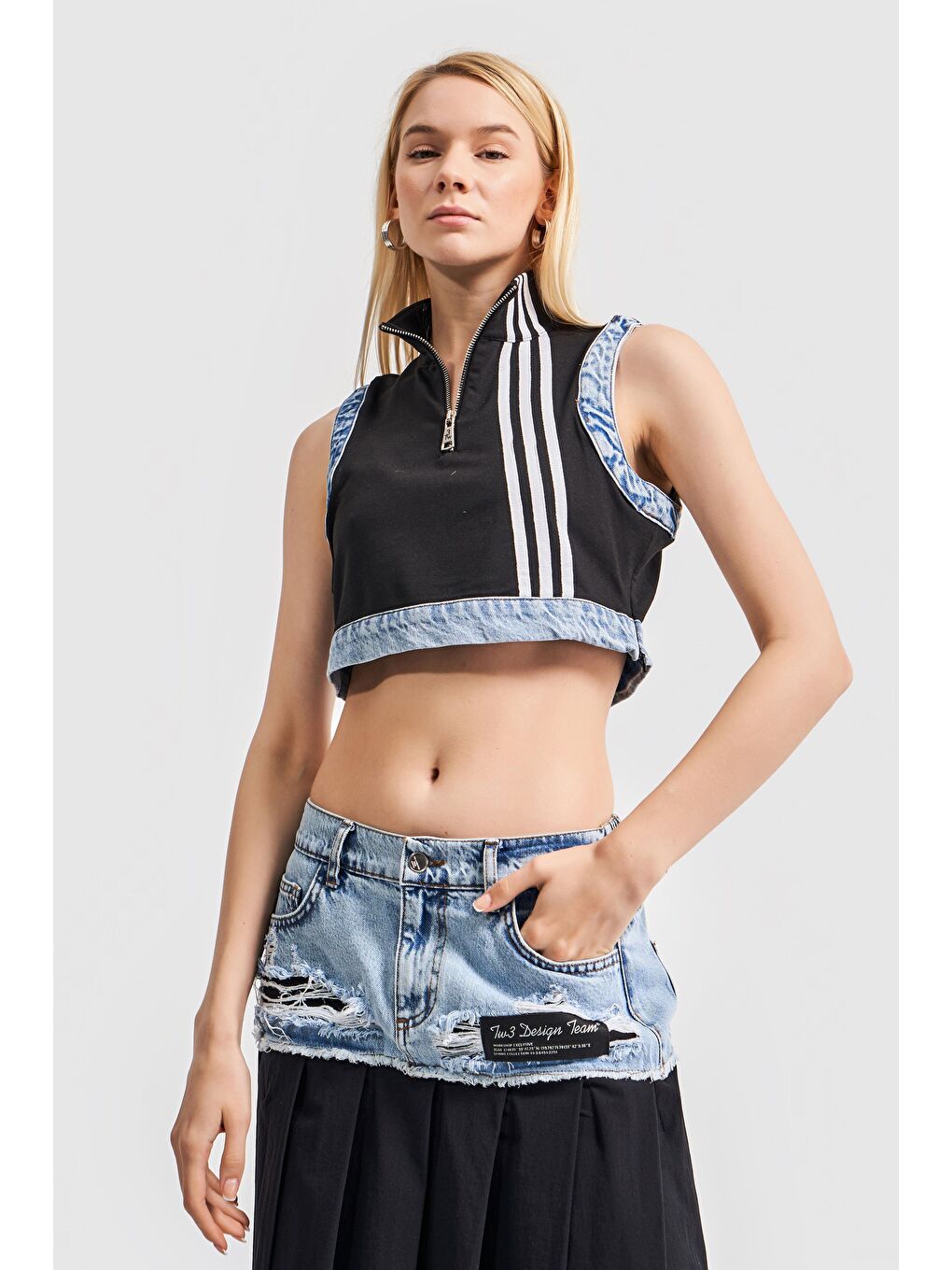 it's basic Kadın Siyah Renk Denim Karışımlı Şerit Detaylı Tasarım Crop - 3