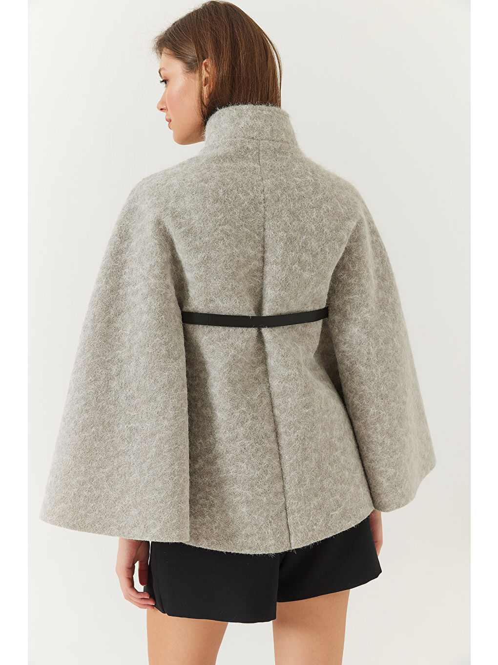 Gri Kadın Dik Yaka Düğmeli Kemer Detaylı Kaşe Pelerin Ceket-5