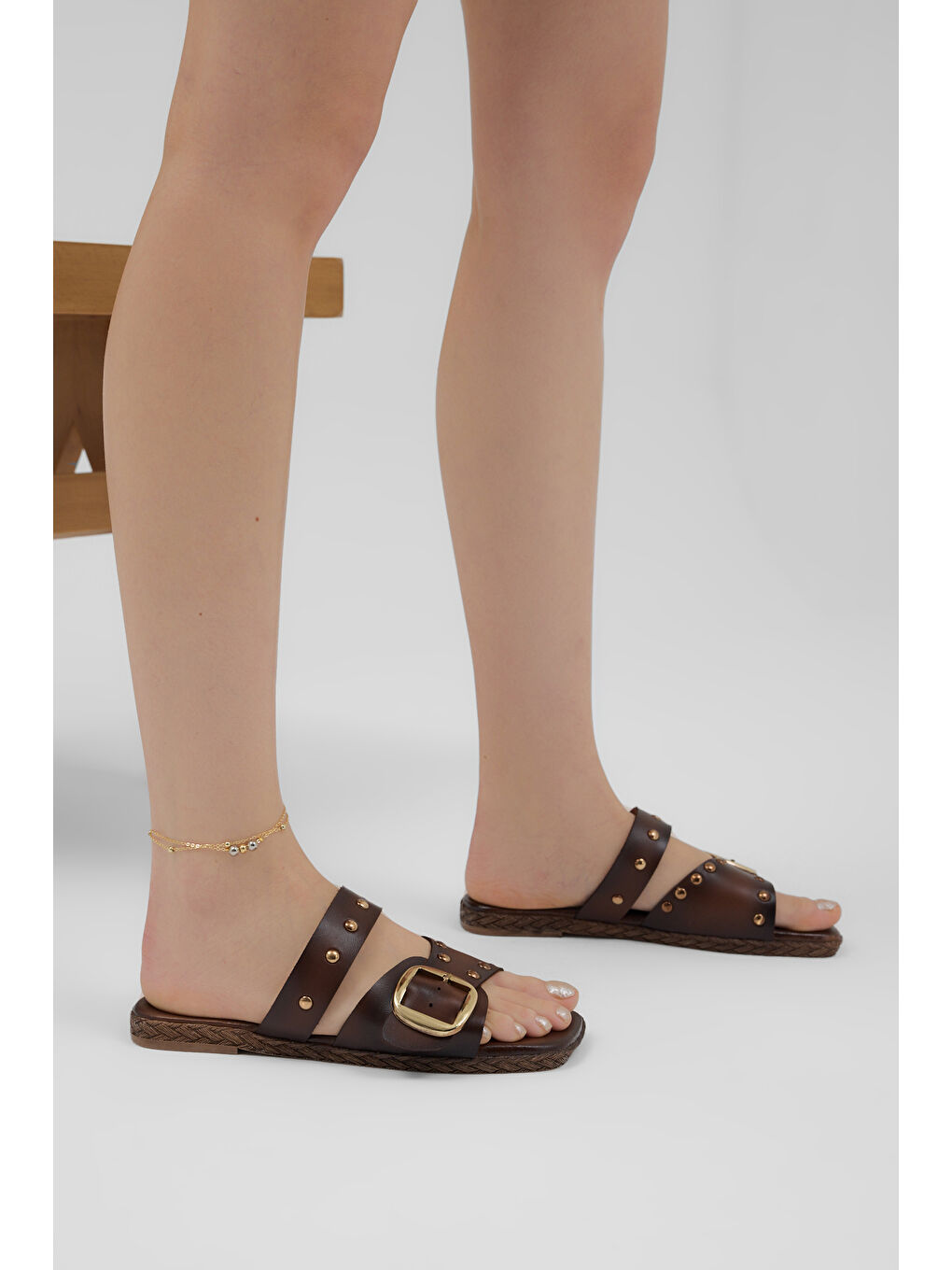 Kahverengi Kadın Taba Rahat Kalıp Termo Taban Çapraz Bantlı Tokalı Terlik-1