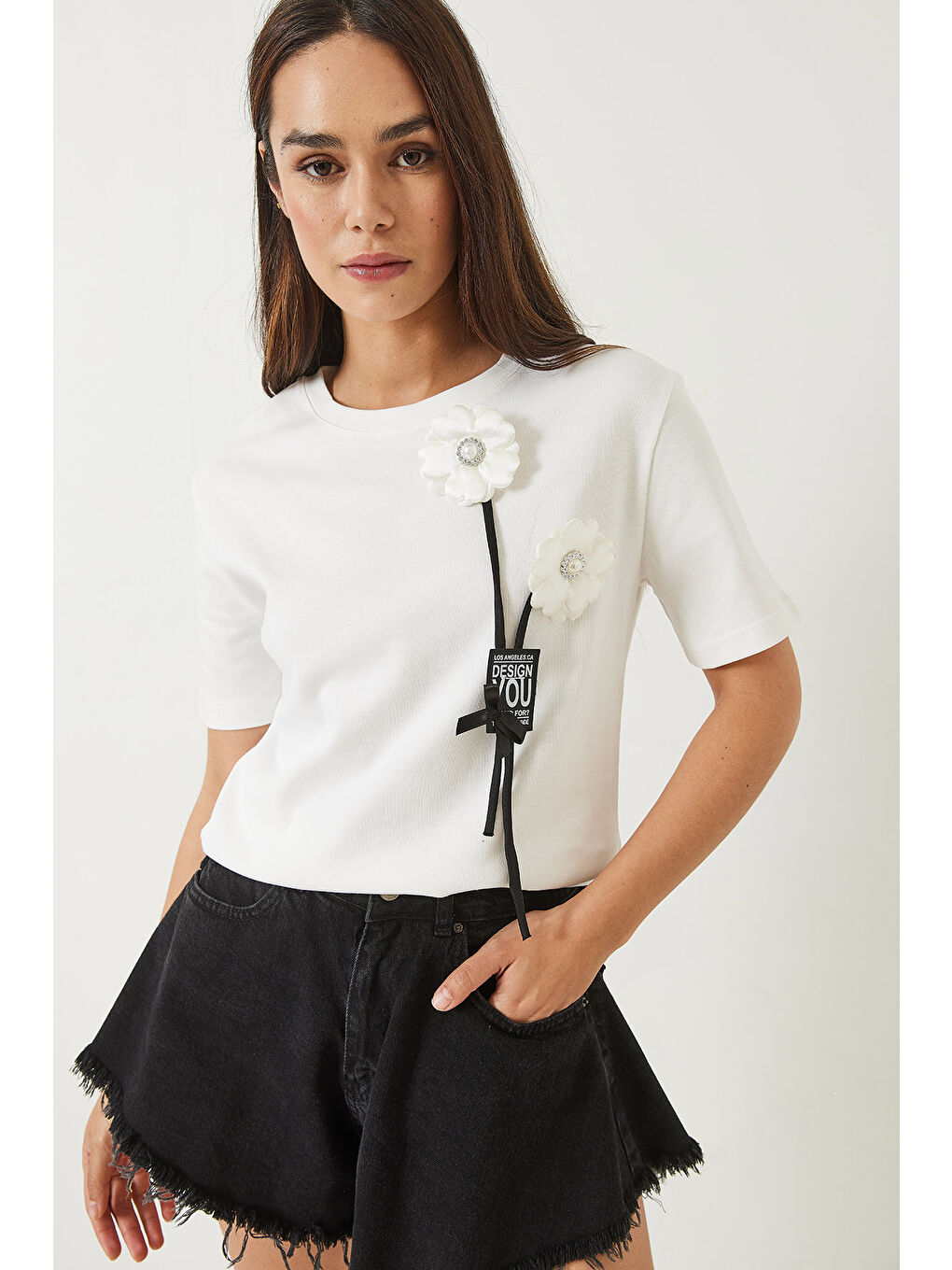 Beyaz Kadın Çiçek Aksesuarlı Armalı T-Shirt-1