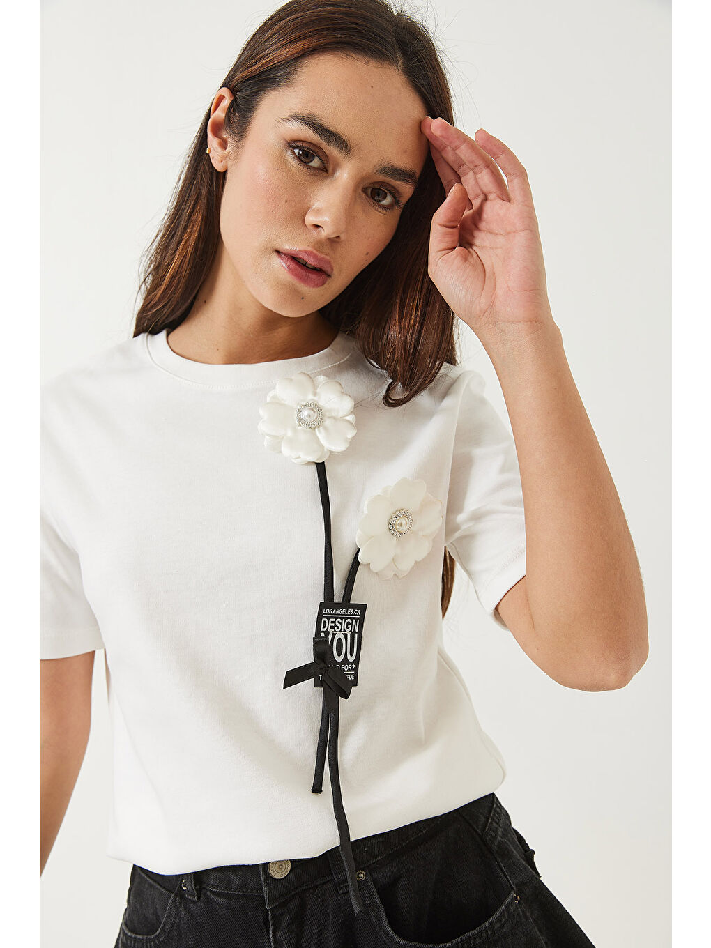 Beyaz Kadın Çiçek Aksesuarlı Armalı T-Shirt-2
