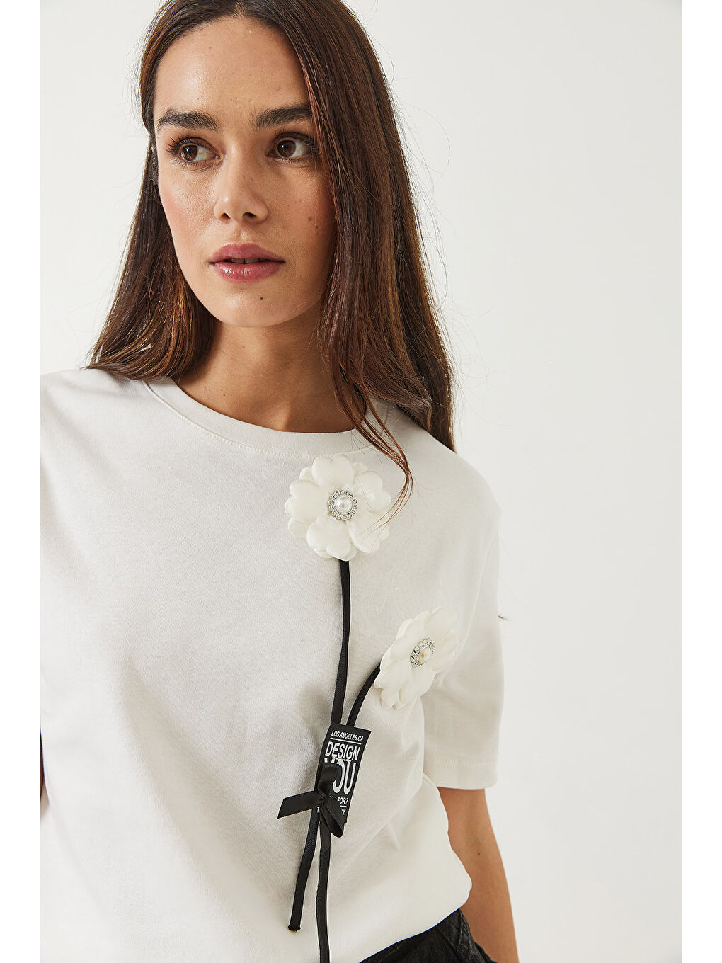 Beyaz Kadın Çiçek Aksesuarlı Armalı T-Shirt-3