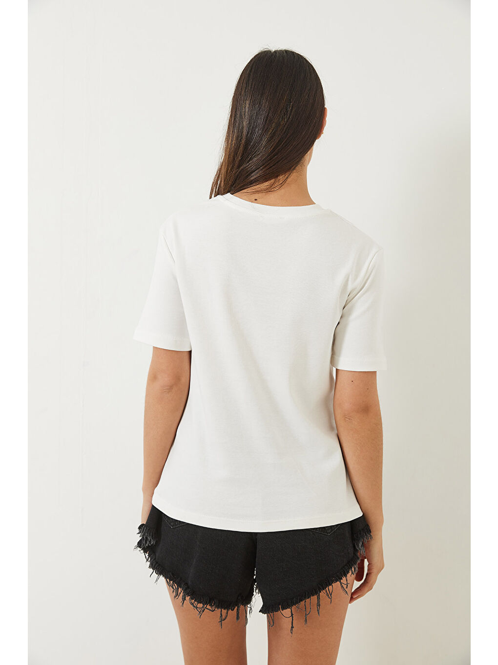 Beyaz Kadın Çiçek Aksesuarlı Armalı T-Shirt-4