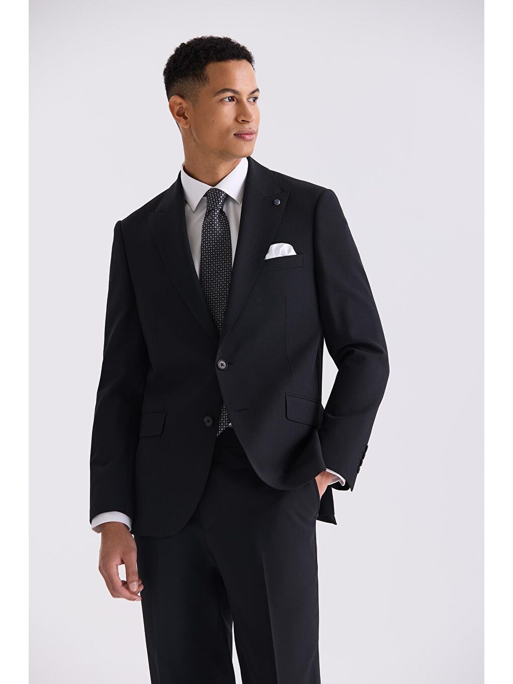 Siyah Klasik Fit Sivri Yaka Yünlü Takım Elbise-1