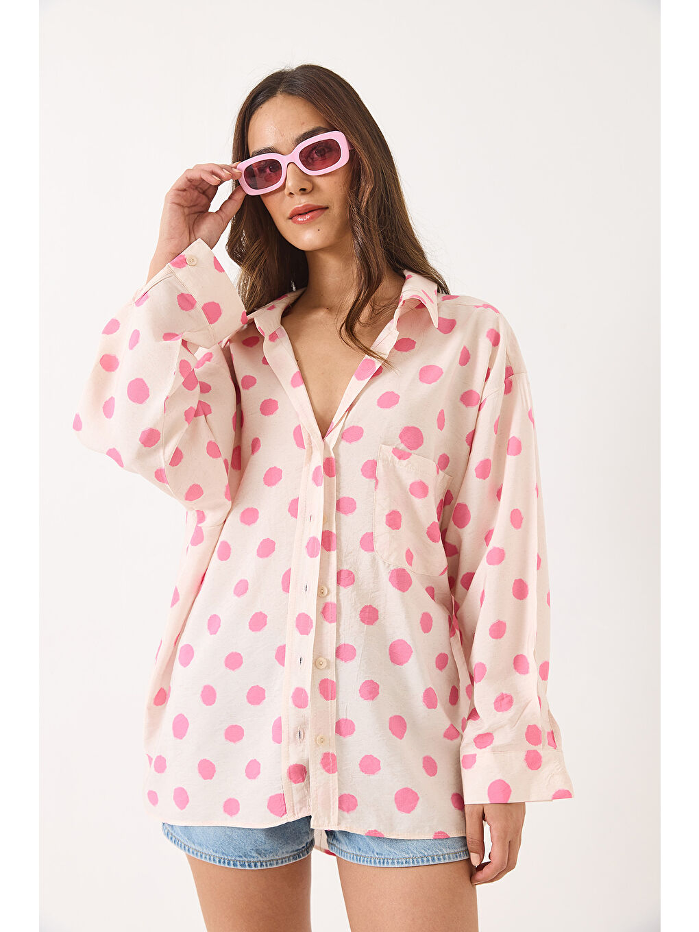 Pembe Kadın V Yaka Puantiyeli Tek Cep Detaylı Oversize Pamuk Gömlek --1