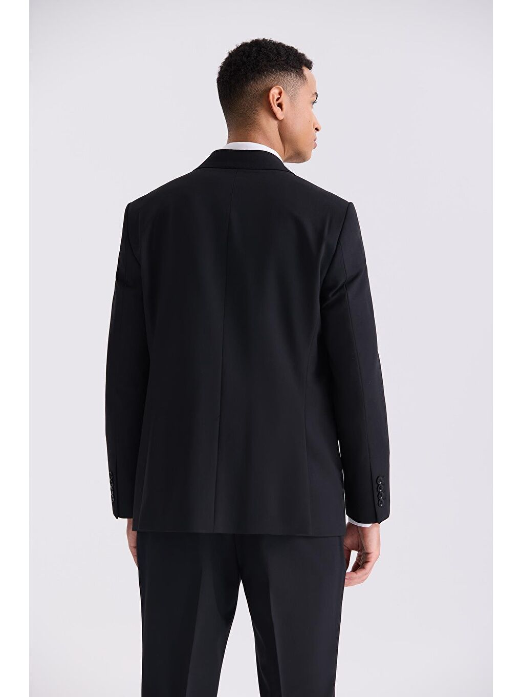 Siyah Klasik Fit Sivri Yaka Yünlü Takım Elbise-3