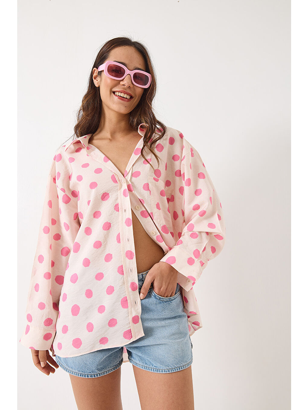 Pembe Kadın V Yaka Puantiyeli Tek Cep Detaylı Oversize Pamuk Gömlek --3