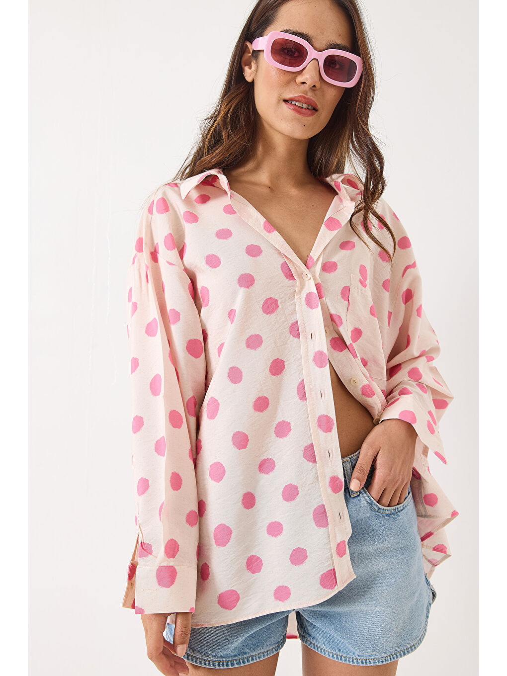 Pembe Kadın V Yaka Puantiyeli Tek Cep Detaylı Oversize Pamuk Gömlek --4